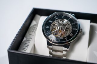 ✨ L’élégance dans les détails ✨Sublimer une montre, c’est bien plus que capturer l’heure : c’est révéler son histoire, ses lignes et sa lumière.
Ici, la Pierre Lannier devient le reflet d’un savoir-faire… et de ma passion pour la photographie de produits.📸 Je crée des visuels qui donnent envie, qui mettent en valeur et qui transforment un objet en véritable coup de cœur.👉 Marques, artisans, créateurs : vos produits méritent d’être photographiés avec la même attention au détail.💡 Envie de donner une nouvelle dimension à vos visuels ? Contactez-moi pour collaborer.#watch #pierrelannier #photo #fyp